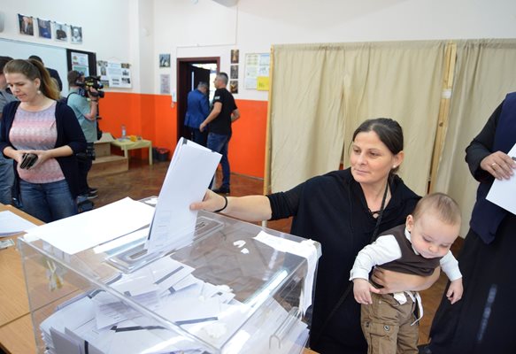 Поправката връща гласуването с хартиени бюлетини във всички секции.