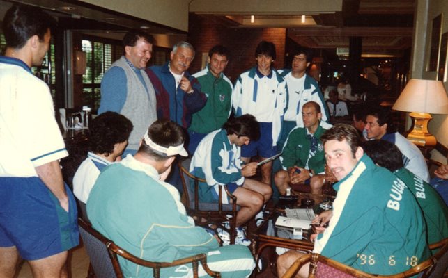 Венци разсмива играчите от националния ни отбор през 1996 г.