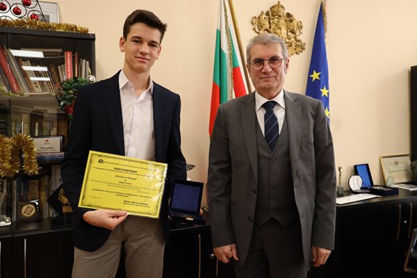 Христо Хинков награди ученик от Пловдив с грамота „Посланик на бъдещето" Снимка: Министерство на здравеопазването