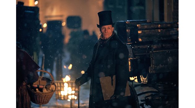 Гай Пиърс в ролята на скъперника Скрудж в екранизация на “Коледни песни" на Дикенс.  СНИМКИ: HBO България / FX  И АРХИВ