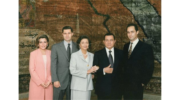 ФАМИЛИЯТА: Хосни и Сюзън Мубарак с двамата им синове Гамал и Амаа със съпругата му.