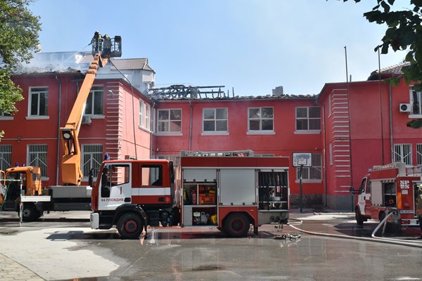 Почти целият покрив на ОУ "Душо Хаджидеков" изгоря.