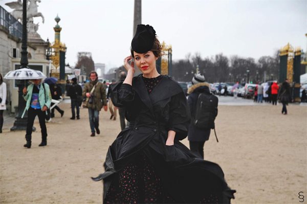 Уляна Сергеенко позира като модел на улица в Париж.
