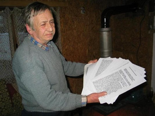 Георги Чапразов показва ръкописа на книгата.
СНИМКА: ДИМА МАКСИМОВА
