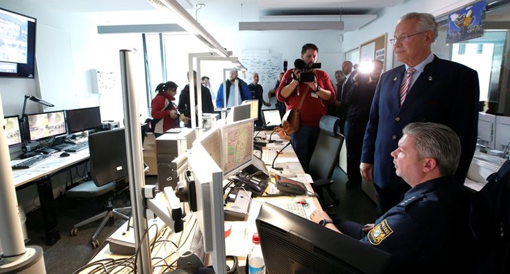 Баварският вътрешен министър инспектира полицаи, които следят на монитори обстановката на “Октоберфест”.