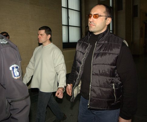 Шошора (вляво) и Пелов са оковани с белезници през 2012 г., когато тече делото срещу тях за грабежа в Ботевград.