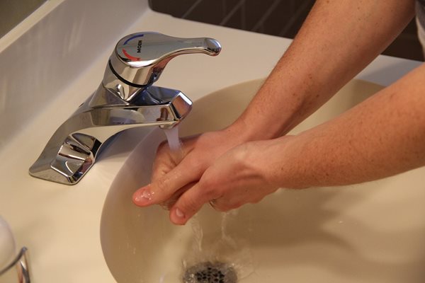 Добрата хигиена на ръцете е ключова за предпазването от ентеровирусите, характерни за летния сезон.