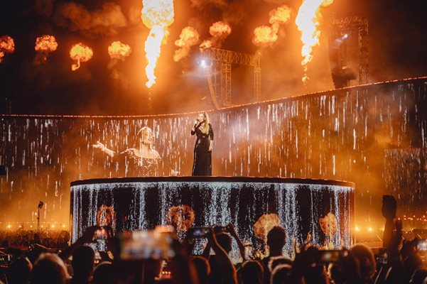 Адел буквално запали сцената докато пееше Set Fire to the Rain.
СНИМКА: ФЕЙСБУК СТРАНИЦАТА НА АДЕЛ