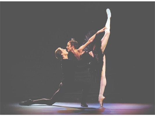 Начева и премиер-балетистът на берлинския балет Вислав
Дудек в сцена от “Лебедово езеро”
СНИМКИ: ЛИЧЕН АРХИВ