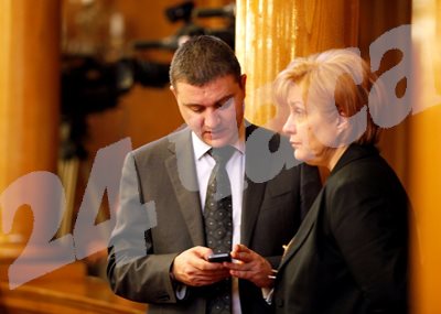 Финансовият министър Владислав Горанов и шефката на бюджетната комисия Менда Стоянова внасят бюджета днес в пленарна зала за окончателното му приемане