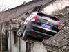 Шофьор се качи с колата си върху покрива на къща (Видео)