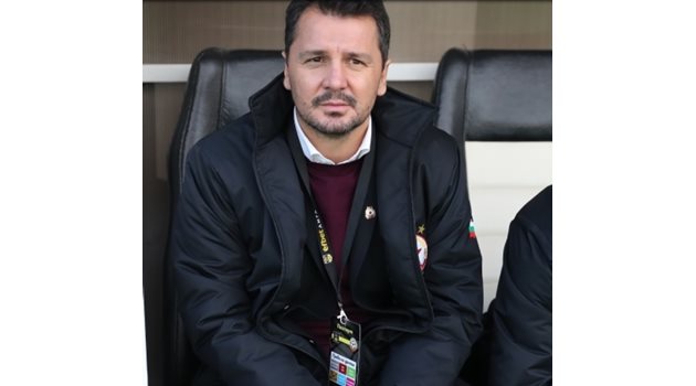 Наставникът на ЦСКА Милан Крушчич гледа с празен поглед безумната игра на своите в Пловдив.