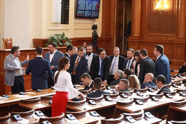 При сутрешната регистрация в 9,10 ч в пленарната зала бяха само 110 депутати от "Продължаваме промяната", БСП и "Демократична България".