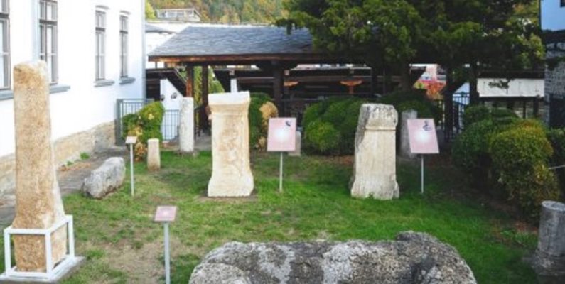 През 2005 година към Музея на занаятите е изграден лапидариум. В него са експонирани епиграфски паметници, открити при археологически разкопки в Троянско.