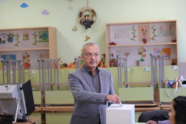 Гълъб Донев гласува СНИМКА: Йордан Симеонов