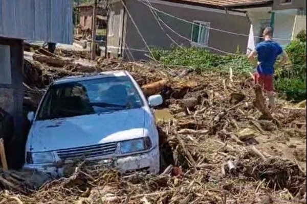 В наводненото село Каравелово бесни:  Излъскани министри ни лъжат, че ще помогнат