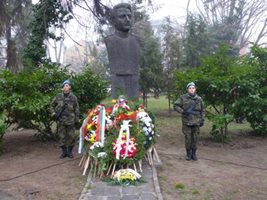 Паметникът на капитан Бураго в Пловдив.