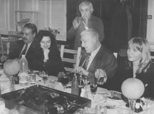 Купон на БНТ. Гарелов е на една маса с Вяра Анкова, Хачо Бояджиев - тогава шеф на телевизията, Доньо Донев и Елена Йончева.