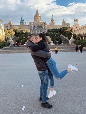 Красивата целувка на Бояна и Кристиян в  Барселона