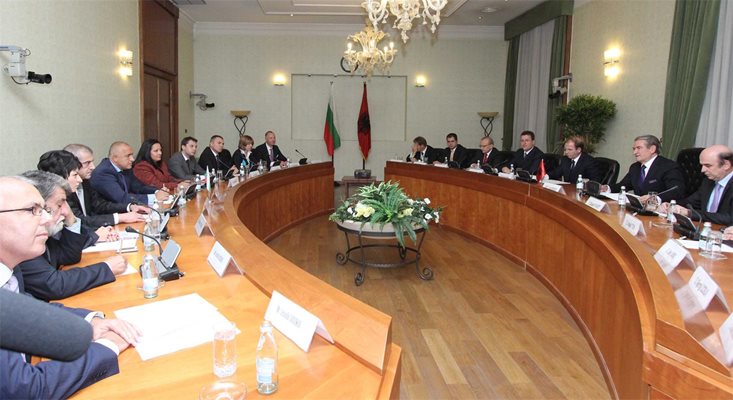 Премиерът Борисов и българските министри (вляво) заседават с албанските си колеги.