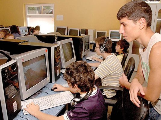 Безплатният курс по компютри в единствената интернет зала в Столипиново е отворен за деца от всички етноси.