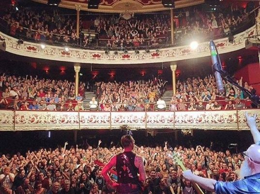 Снимка от концерт на Eagles of Death Metal. Снимката от Olympia Theatre в Дъблин заблуди доста хора в социалните мрежи, които я разпространиха като снимка от парижката зала Батаклан, моменти преди стрелбата.