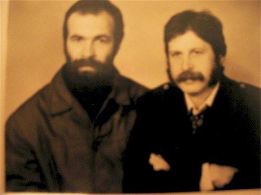 Пенев и адвокат Хари Хараламбиев (от ляво на дясно) през 1973 г. в Пазарджик