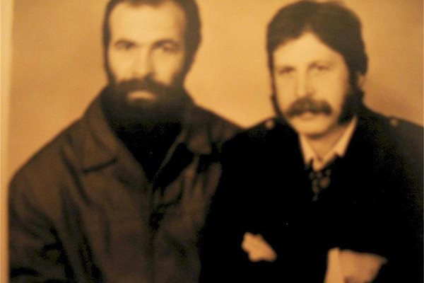 Пенев и адвокат Хари Хараламбиев (от ляво на дясно) през 1973 г. в Пазарджик