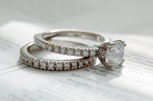 Защо се предлага брак с диамантен пръстен?