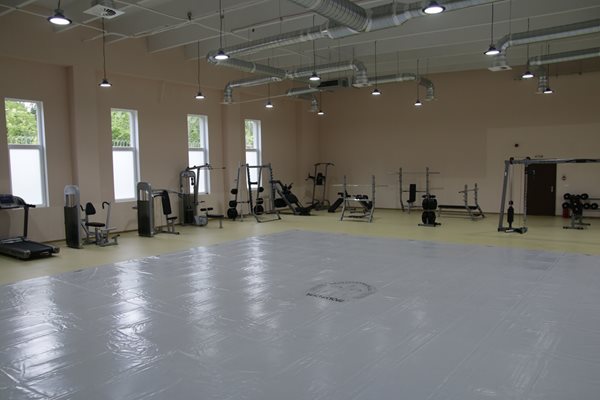 Фитнес залата, където тренират служителите на бюрото.