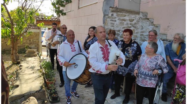 Оркестър "Нюанси" и местните сватбарки