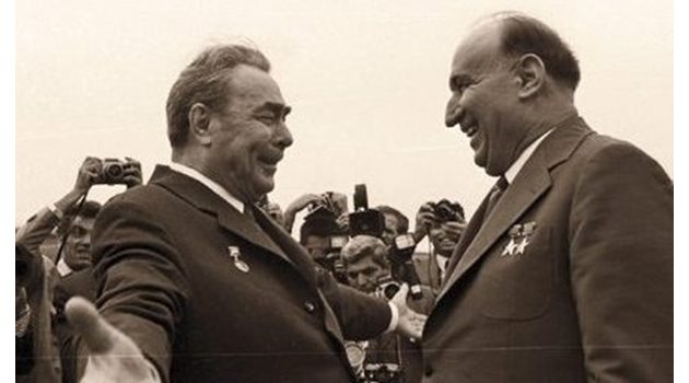 След като Хрушчов е свален от власт, Живков прехвърля любовтта си към новия лидер на СССР Леонид Брежнев.