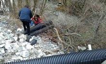 На ръба на екокатастрофа: Вижте незаконната тръба, която умишлено излива отрови в река Юговска