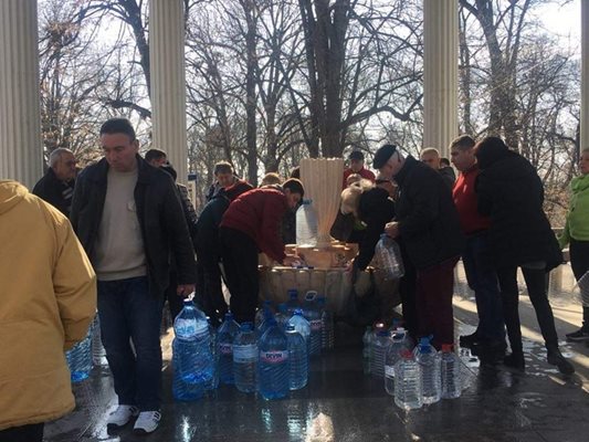 Минералните чешми в Хисаря редовно са окупирани от хора с туби от цялата страна. Снимки: Радко Паунов