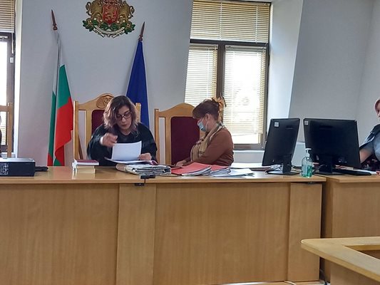 Съдия Теофана Спасова отложи делото за 28 март.