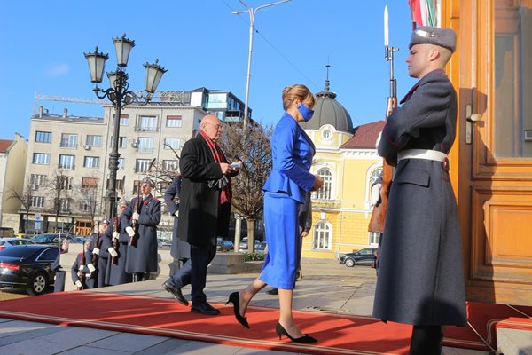 Десислава Радева избра да е в синьо за клетвата на президента.