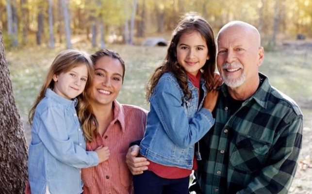 Брус Уилис се забавлява със семейството си в Дисниленд (Видео)