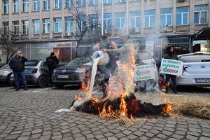 Фермери на протест сега със слама и мляко, след 1 седмица блокират държавата (Обзор)