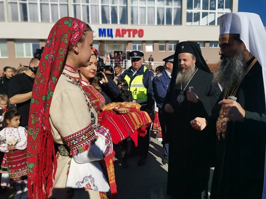 Хиляди жители на Гоце Делчев и региона се стекоха днес на централния площад, за да посрещнат патриарх Даниил.