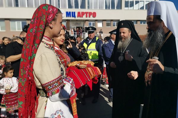 Хиляди жители на Гоце Делчев и региона се стекоха днес на централния площад, за да посрещнат патриарх Даниил.