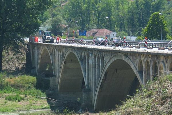 През декември 2006 г. правителството възложи на пътния фонд разширяване на моста над р. Янтра. Договорът за проектиране и строителство е сключен на 31 май 2007 г. 

