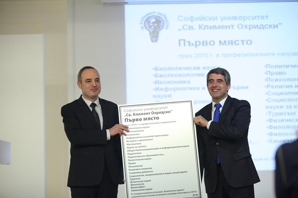 Ректорът на СУ проф. Анастас Герджиков бе награден от президента Росен Плевнелиев.