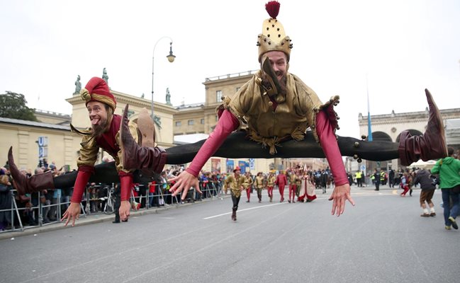 Танцьори в исторически костюми участват в парада по откриването на феста.