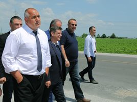 Премиерът инспектира и разширението на пътя Пловдив - Асеновград. Снимка правителствена пресслужба