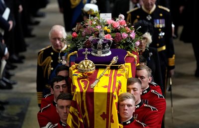 Крал Чарлз III и членовете на кралското семейство вървят след ковчега на Елизабет II в Уестминстърското абатство.