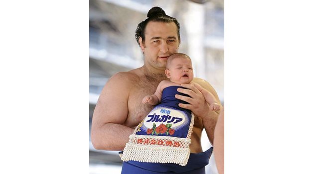 Котоошу също помага за популяризирането на киселото ни мляко. През 2011 г. той дори представи на света сина си Кирил, повит в одеялце с логото на “Мейджи България”.