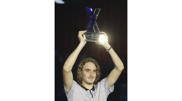 Гръцката звезда в тениса Стефанос Циципас вдига трофея, след като стана шампион на мастърса на новото поколение.
