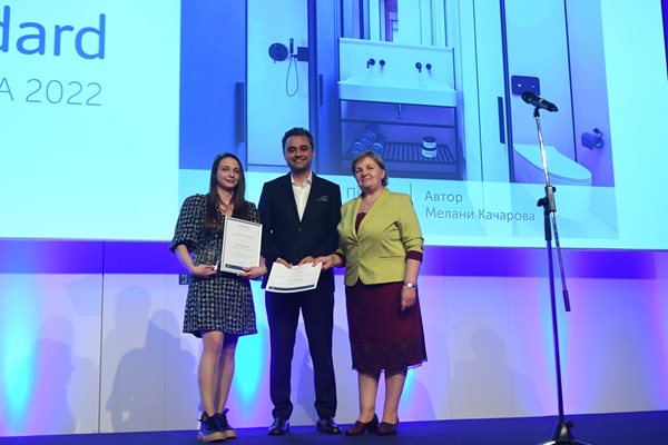 Мелани Качарова (в средата) получи наградата си от Тарик Чакарджъ - клъстер маркетинг мениджър за Източна Европа, и Иванка Какалачева - маркетинг мениджър на "Идеал Стандарт"