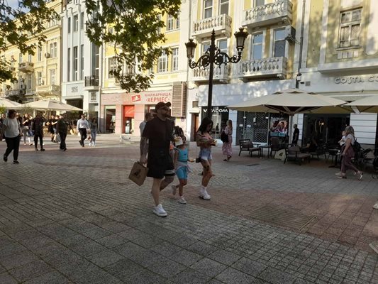 Родители и деца на разходка на Главната улица в Пловдив.