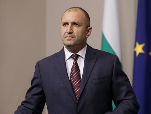 Президентът Румен Радев ще участва в тържествения водосвет на бойните знамена